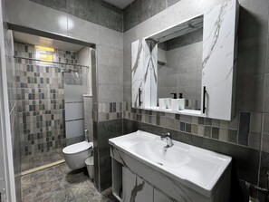 Shower, towels, soap, shampoo - Downtown inn  (Madaba)