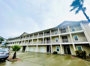 Exterior - Cozy 2-bedroom condo with AC, WiFi in enchanting Corpus Christi. Pool. Boat dock (Corpus Christi)