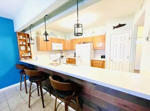 Microwave, oven, stovetop, dishwasher - Cozy 2-bedroom condo with AC, WiFi in enchanting Corpus Christi. Pool. Boat dock (Corpus Christi)