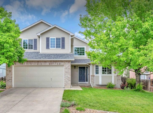 Peaceful neighborhood home, spacious & cozy with plenty of beds!