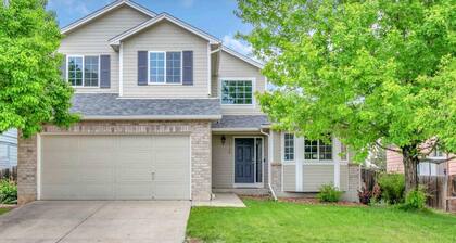 Peaceful neighborhood home, spacious & cozy with plenty of beds!