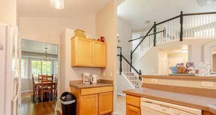 Peaceful neighborhood home, spacious & cozy with plenty of beds!