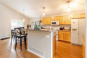 Mikrobølgeovn, ovn, kokeplater og oppvaskmaskin