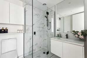 Dusche, Haartrockner, Handtücher, Seife