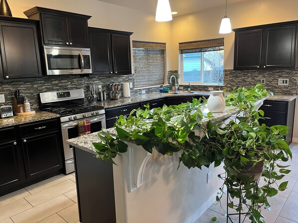 Refrigerador, microondas, horno y parrilla de estufa 