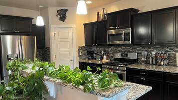 Kylskåp, mikrovågsugn, ugn och spishäll