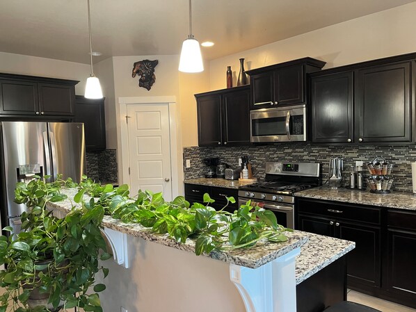 Kylskåp, mikrovågsugn, ugn och spishäll