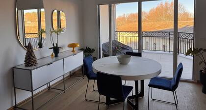 Superb T3 on top floor with elevator, quiet location near town center with garage