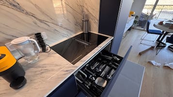 Coffee/tea maker, fridge, microwave, oven