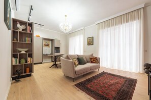 Smart TV, books - MaVì's House - elegant and spacious apartment (NAPOLI)