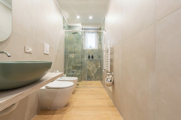 Dusche, Haartrockner, Bidet, Handtücher