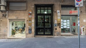 Um edifício com fachada de vidro, porta preta e a placa 'Gabet'.