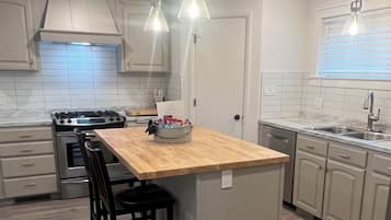 Micro-ondes, four, plaque de cuisson, lave-vaisselle