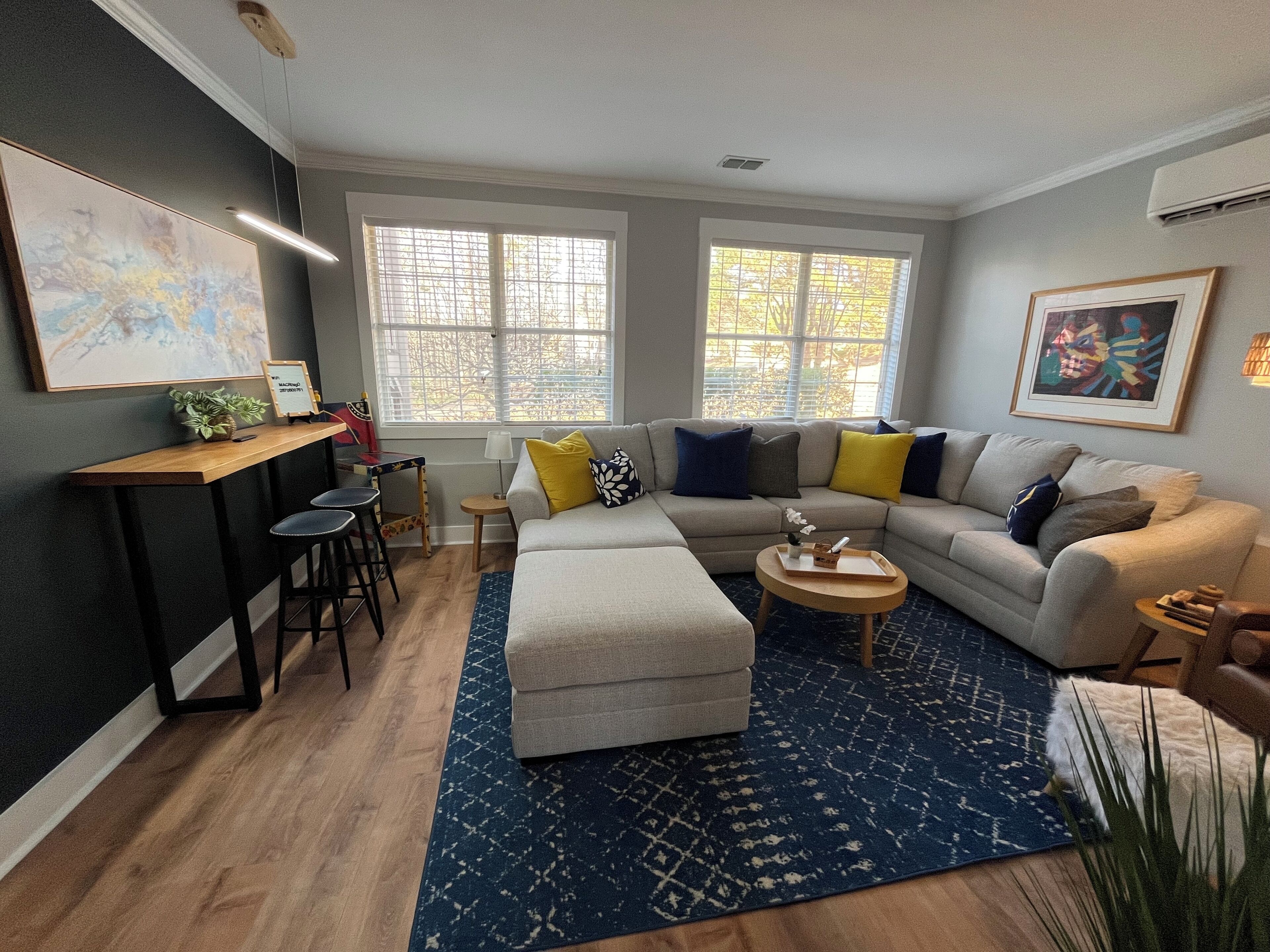 TV connectée, table de tennis de table, livres