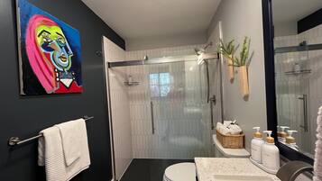 Douche, sĂšche-cheveux, serviettes fournies, savon