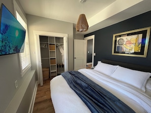 1 slaapkamer, een kluis op de kamer, een strijkplank/strijkijzer