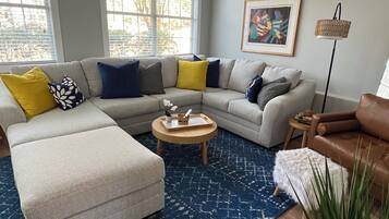 TV connectée, table de tennis de table, livres