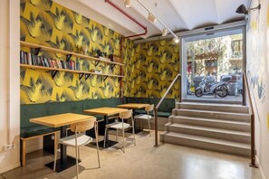 Dining - The Loft Hostel (Barcelona)