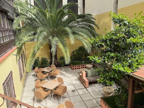 Outdoor dining - The Loft Hostel (Barcelona)