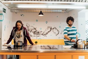 Dining - The Loft Hostel (Barcelona)
