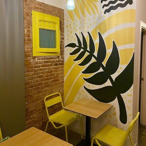 Dining - The Loft Hostel (Barcelona)