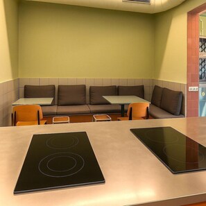 Dining - The Loft Hostel (Barcelona)