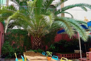 Outdoor dining - The Loft Hostel (Barcelona)