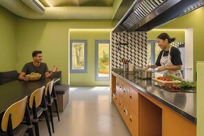 Dining - The Loft Hostel (Barcelona)