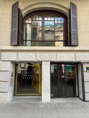 Exterior detail - The Loft Hostel (Barcelona)