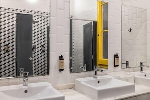 Bathroom - The Loft Hostel (Barcelona)