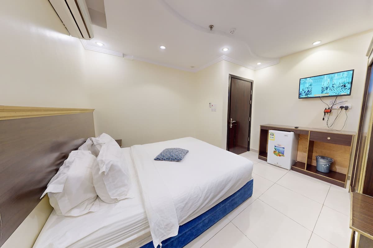 1 kamar tidur, tirai kedap cahaya, dan setrika/meja setrika