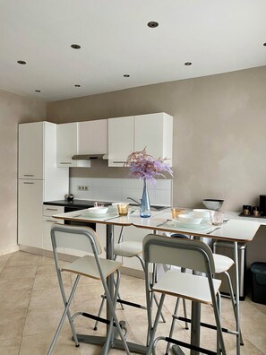 Fridge, microwave, oven, stovetop - Welcome to la Maison1925 Complete accommodation 70 m2 2 bedrooms, max 4 persons (Méricourt)