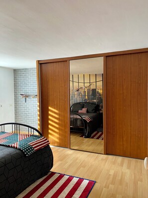 2 chambres, fer et planche à repasser, Wi-Fi, draps fournis