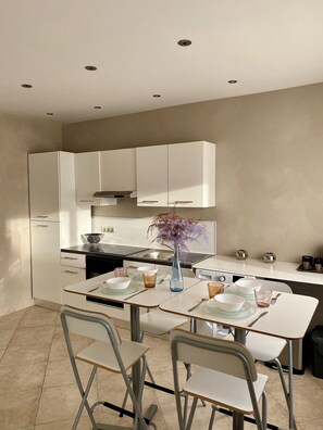 ثلاجة، ميكروويف، فرن، موقد طهي مسطح