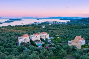 A coastal resort with villas, a swimming pool, and views of the sea and hills. - Luxury Villa Amelia with Pool, BBQ, Free Wifi- 3 Bedrooms Skiathos (Skiathos)