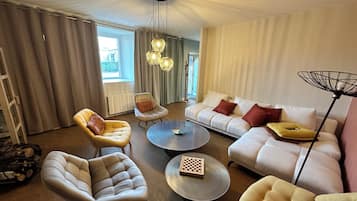 Smart TV, fireplace, table tennis, printers