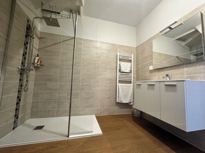 Shower, hair dryer, soap, toilet paper - Peace and quiet near the sea - Domaine du colombier (Pleumeur-Gautier)