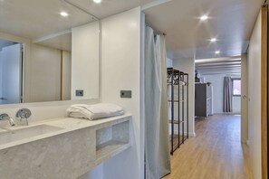 Bathroom - PR3 Apartments (Barcelona)