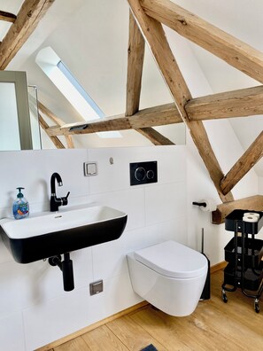 Een douche, een haardroger, handdoeken, zeep