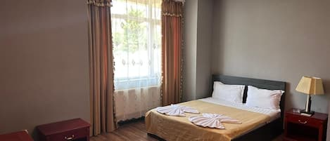 4 bedrooms, iron/ironing board, WiFi