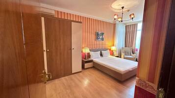 4 slaapkamers, een strijkplank/strijkijzer, wifi