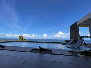Utomhuspool och uppvärmd pool