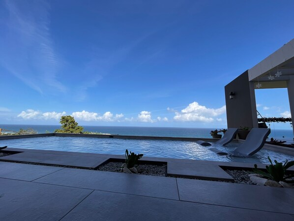 Una piscina al aire libre, una piscina climatizada