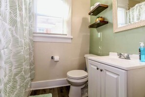 Secadora de cabello, toallas, jabón, papel de baño