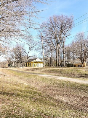 Property grounds - Sweet Stay- Charming two bedroom Townhouse in Midtown Memphis. (Memphis)