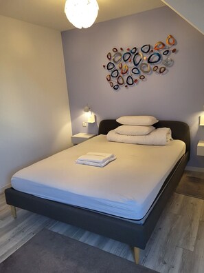 3 bedrooms, desk, travel cot, free WiFi - All mod cons apartment with sea view and pools. Vast Longchamp beach 5 min walk (Saint-Briac-sur-Mer)