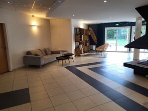 Interior - All mod cons apartment with sea view and pools. Vast Longchamp beach 5 min walk (Saint-Briac-sur-Mer)