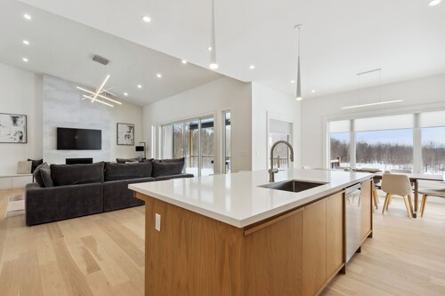 Modern & Spacious Cobble Beach Golf Retreat