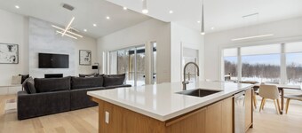 Modern & Spacious Cobble Beach Golf Retreat