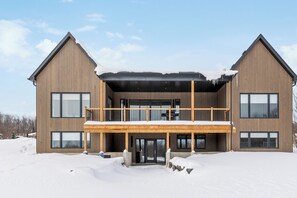 Exterior - Modern & Spacious Cobble Beach Golf Retreat (Kemble)